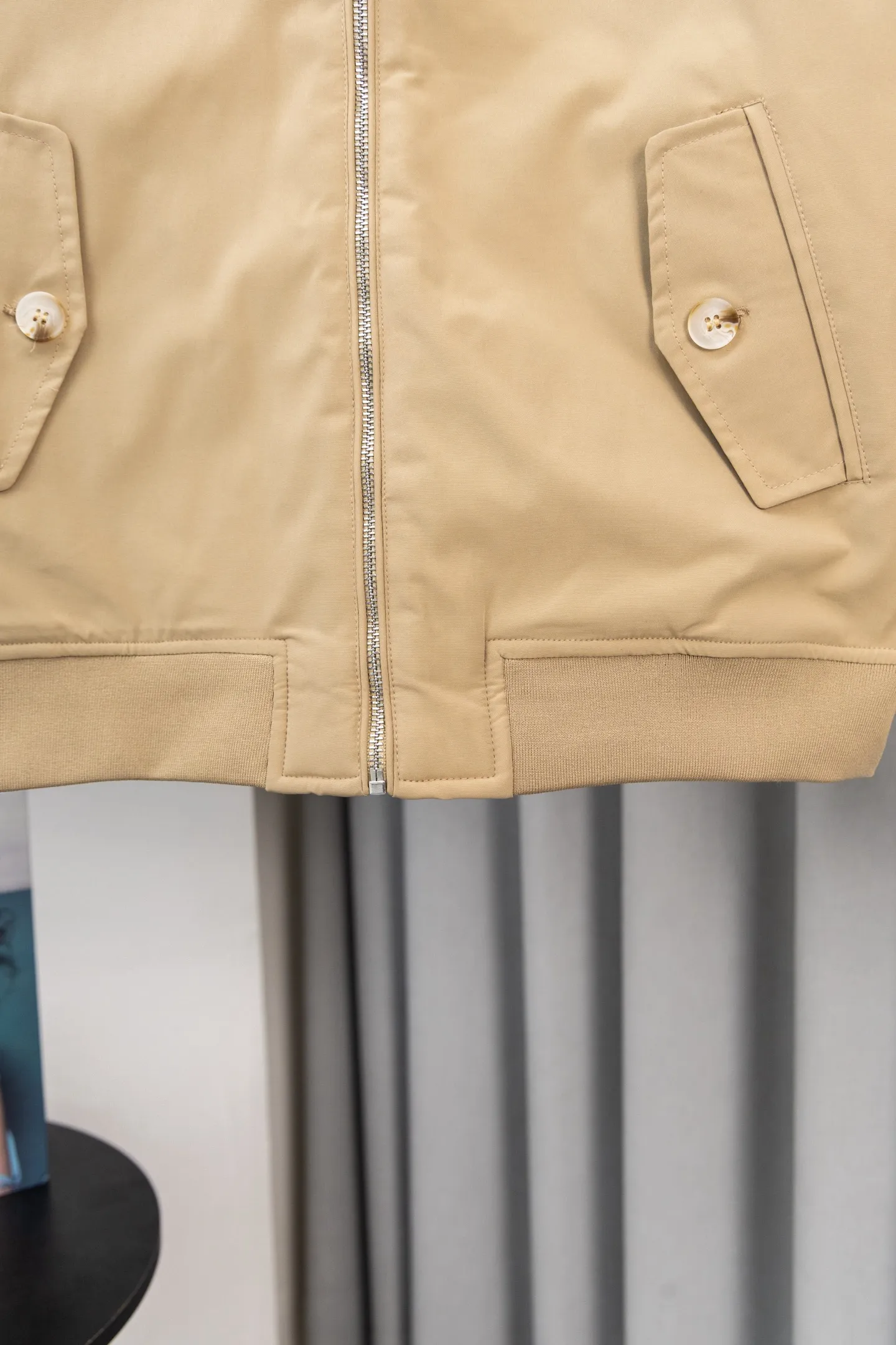P370 Model number: M038 Rah Lauren Harrington classic unisex old cadre zipper jacket cotton-padded jacket Yi Mengling's same style. Recommended by many fashion bloggers. The Harrington jacket's lapel zipper windproof design perfectly blends casual style with street trend elements, making it very suitable for neutral wear. The fabric texture of the jacket is excellent and comfortable to wear. It is a very versatile and trendy jacket. Original development, 100% pure cotton fabric, exquisite embroidery, evergreen style for all seasons, feel free to buy it, retro will never go out of style!  Color: Khaki Black Navy Size: S-XL